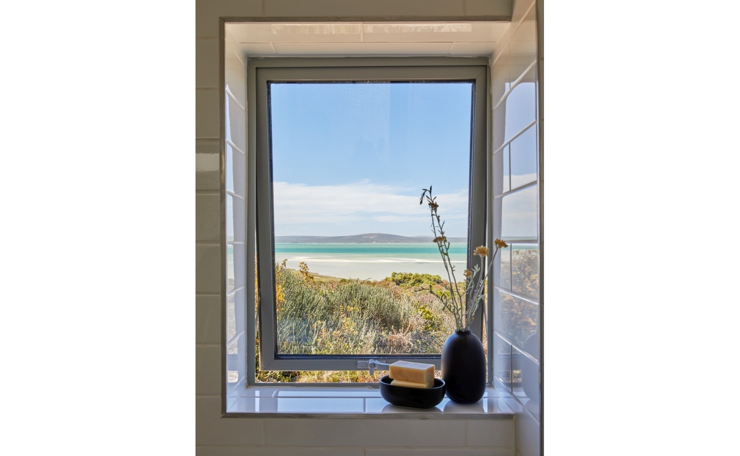 Kalie's cottage, Perfect Hideaways, luxury bathroom window view