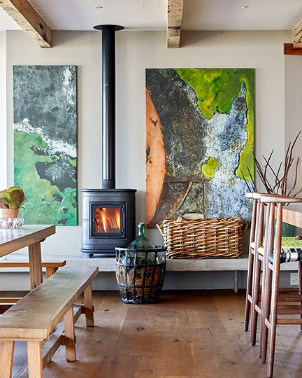 Stone House, Hermanus, has both indoor and outdoor dining areas, including a protected inner stone courtyard that’s a delightful sun trap during the day and wonderfully sheltered from sea breezes in the evenings.