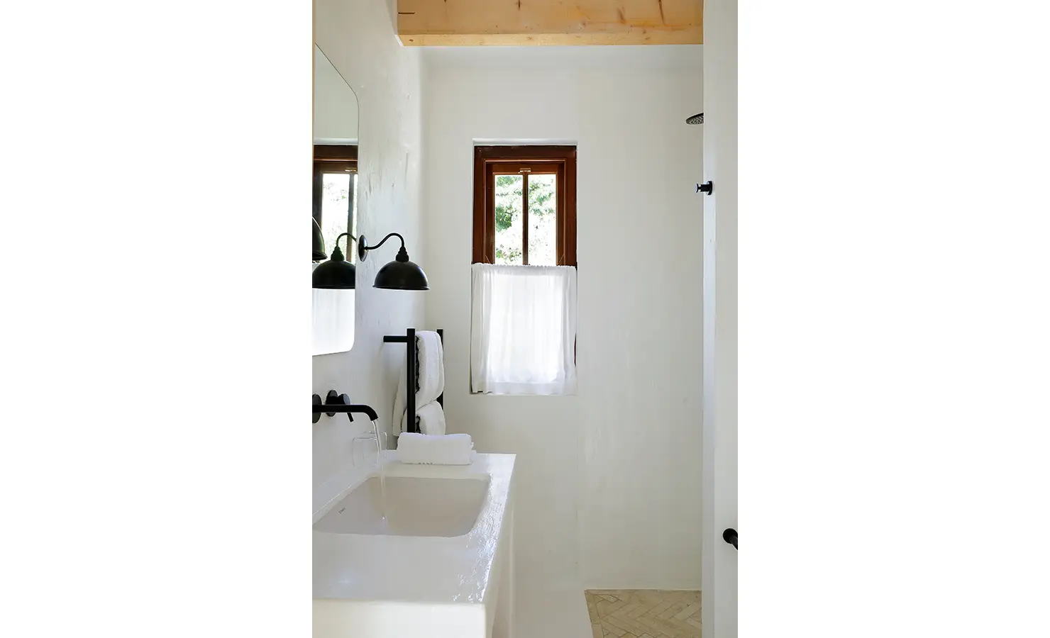 Perfect Hideaways: Minimalist bathroom with plastered walls, wall-mounted basin and matt black fittings, café-curtained window and walk-in shower, Knysna, Tides Reach