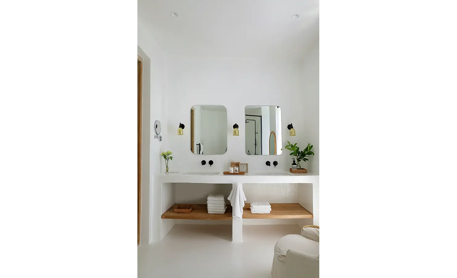 Perfect Hideaways: Bright bathroom with double vanity, twin mirrors and matt black taps, open shelving with fresh towels, Knysna, Tides Reach