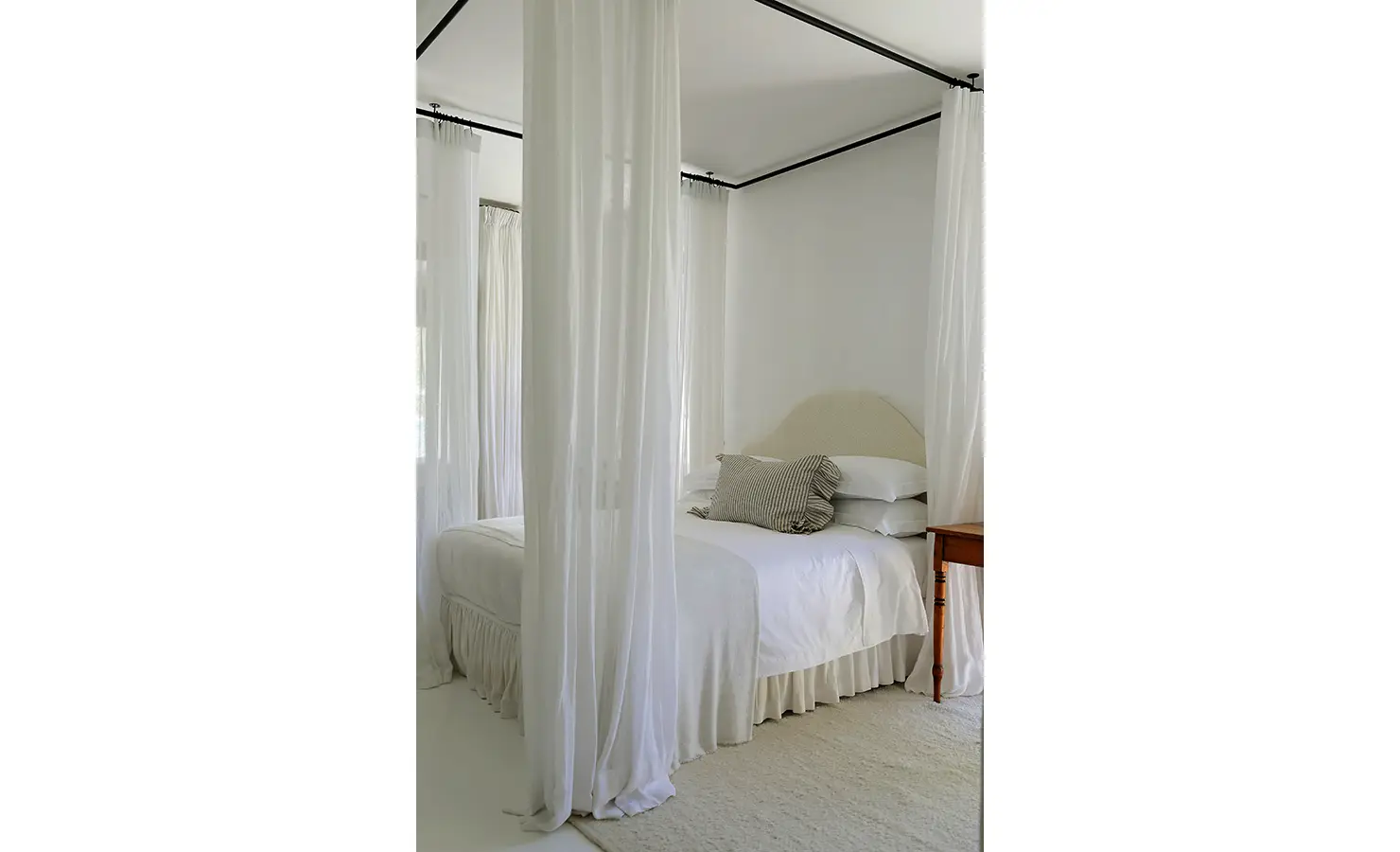Perfect Hideaways: All-white four-poster bedroom with sheer curtains and textured rug for a serene coastal feel, Knysna, Tides Reach