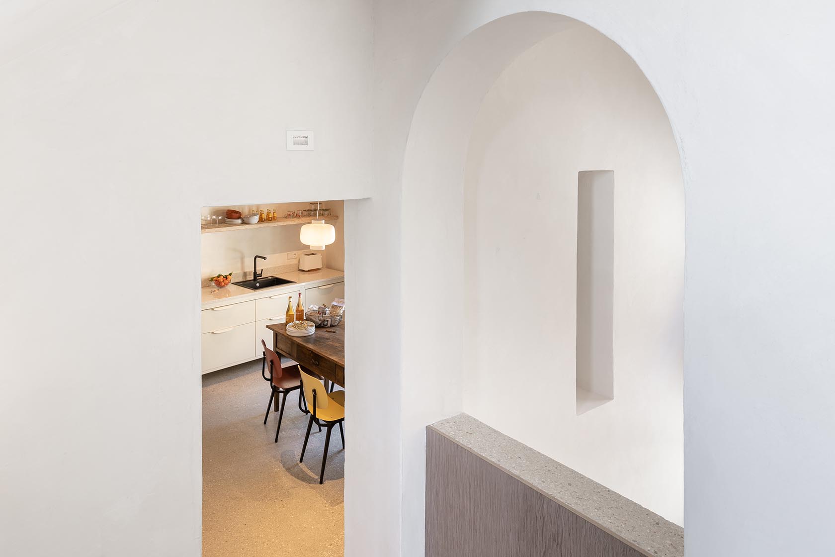 Perfect Hideaways arched hallway leading into the bright rustic kitchen, Umbria Cottage, Collazzone