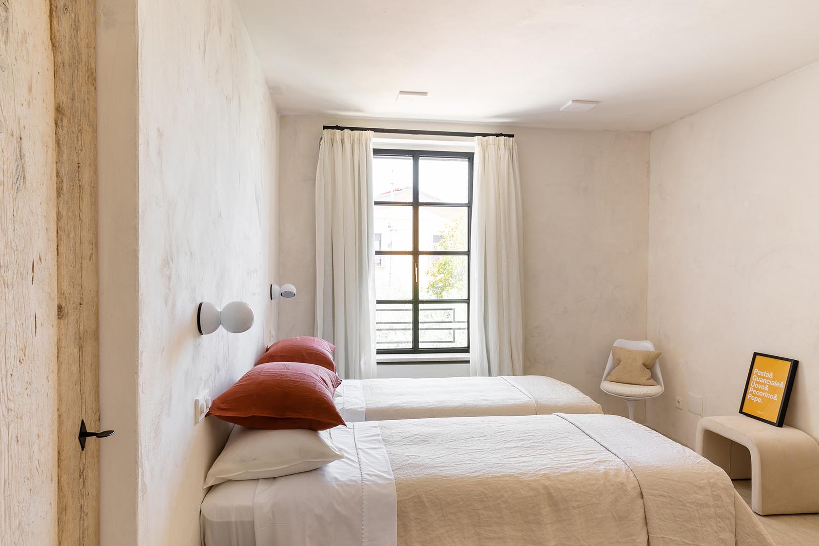 Perfect Hideaways bright twin bedroom with minimalist décor and large window, Umbria Cottage, Collazzone