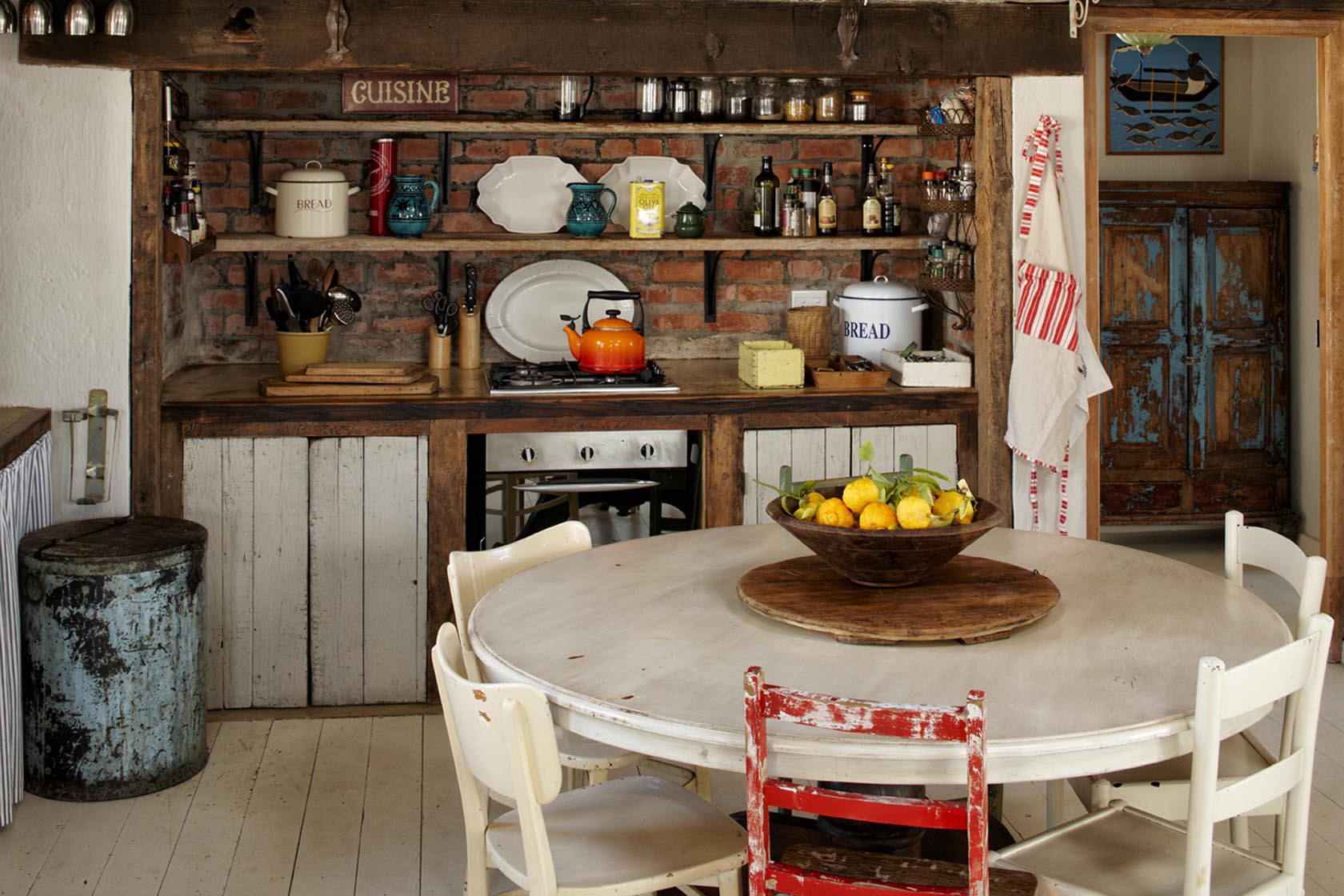 Perfect Hideaways rustic kitchen and dining area with exposed brick, Seagull Cottage, Churchhaven