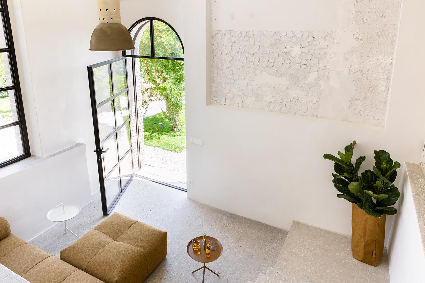 Perfect Hideaways airy living room with open glass doors and contemporary design, Umbria Cottage, Collazzone