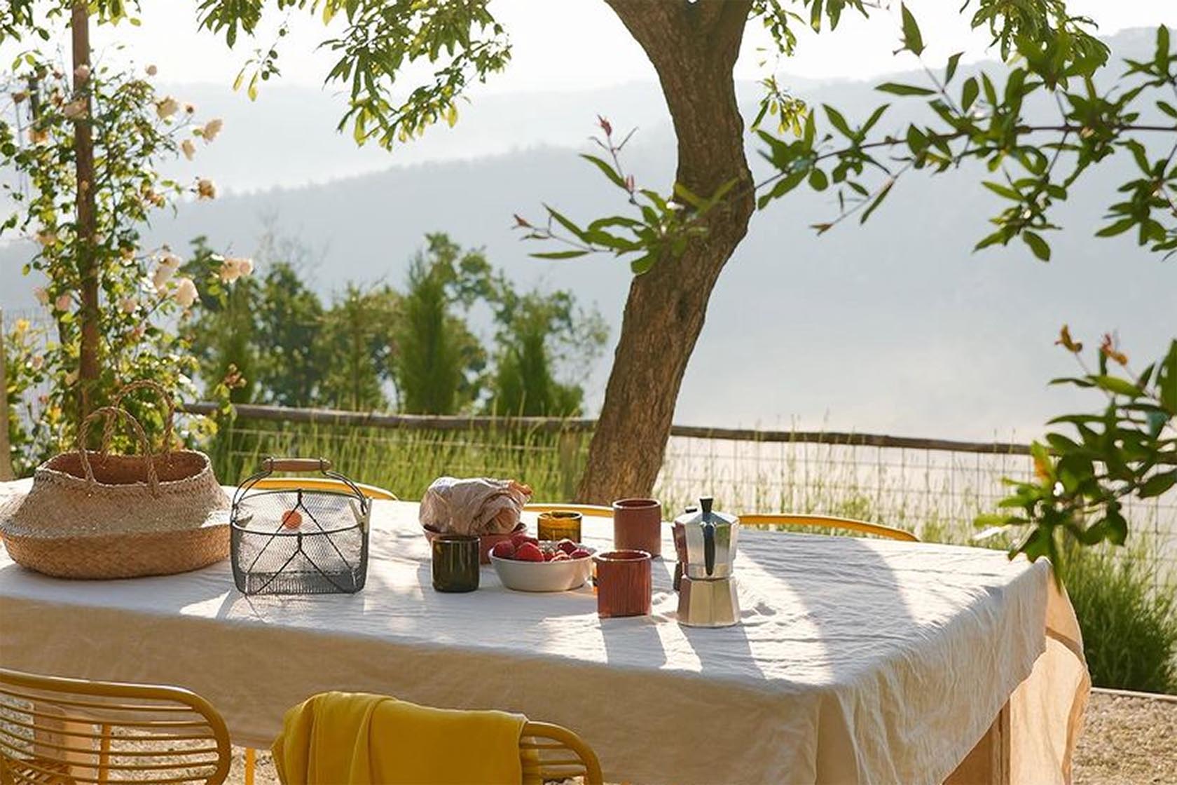 Perfect Hideaways outdoor breakfast table with scenic countryside views, Umbria Cottage, Collazzone