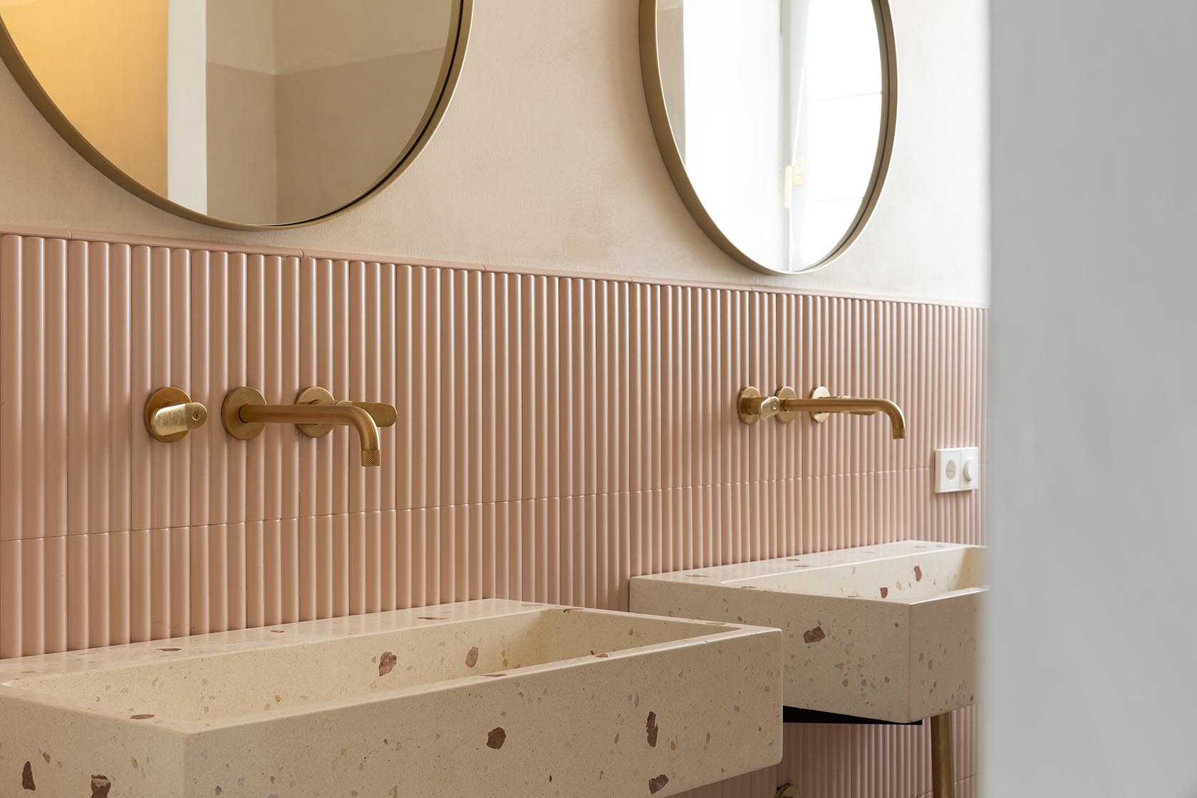 Perfect Hideaways elegant bathroom with twin terrazzo basins and brass fixtures, Umbria Cottage, Collazzone