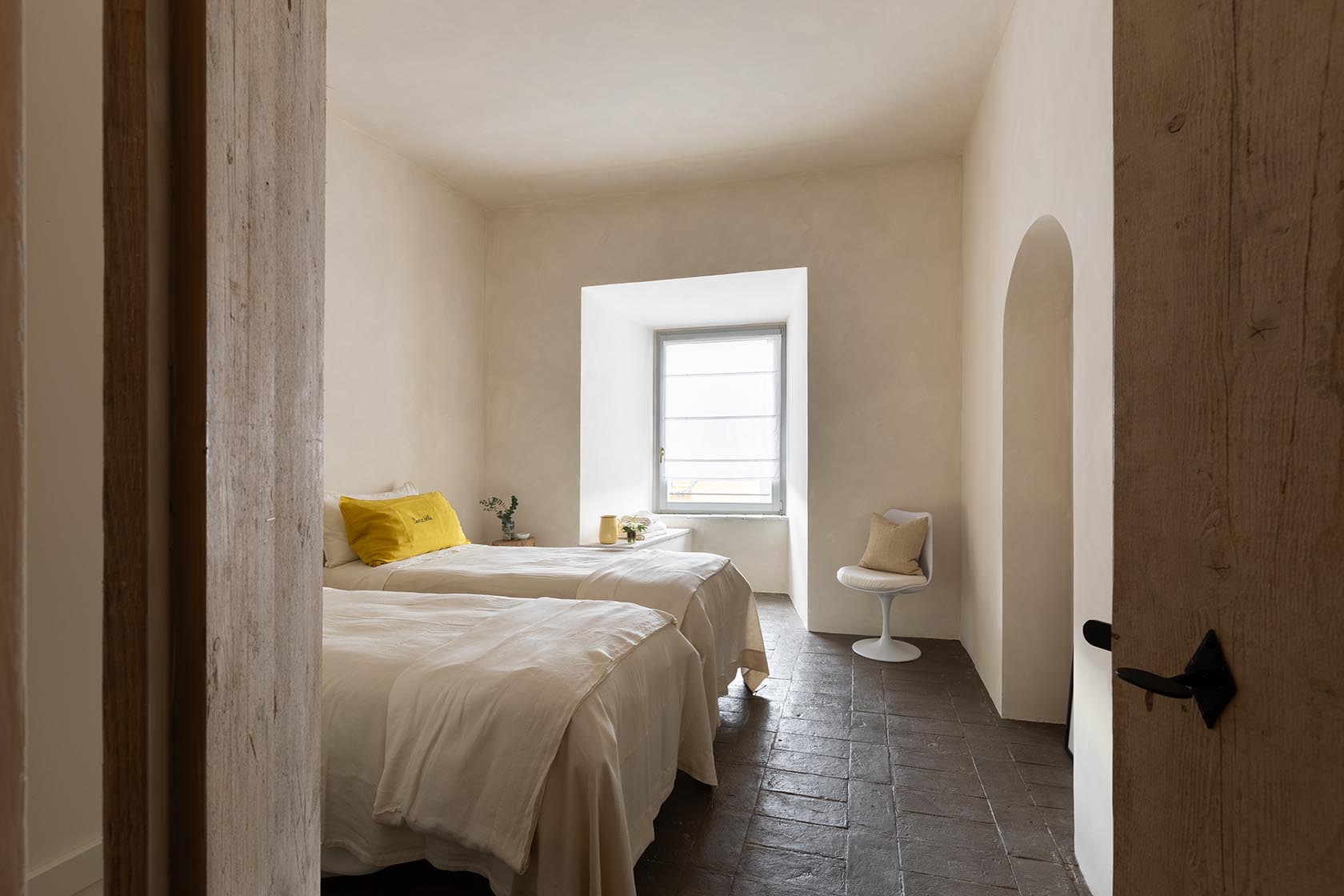 Perfect Hideaways bright twin bedroom with arched doorway and peaceful atmosphere, Umbria Cottage, Collazzone
